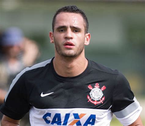 Renato augusto was born renato soares de oliveira augusto in rio de janeiro, brazil, on 8 february 1988. Schalke aumentará proposta por Renato Augusto