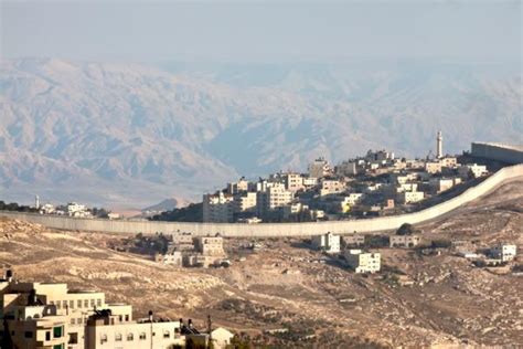 It claims to illustrate the palestinian loss of land from 1946 to 2000. Palestinians to Observe Two Different Local Times