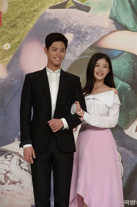 vietsub 161202 mama park bo gum & kim yoo jung presented awards. "Moonlight Drawn By Clouds" Talks About Competition With ...
