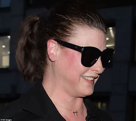 Linda Evangelista Seen Without Face Mask After Fat Freezing Procedure