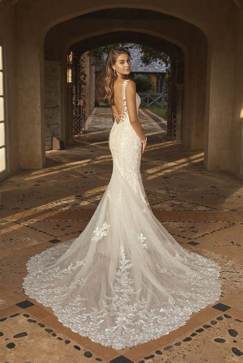 Romantic Fit And Flare Wedding Dress With Floral Lace In 2020 Fit And
