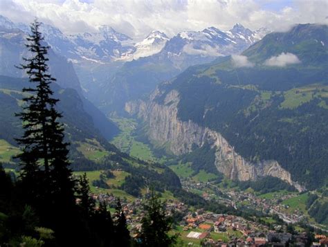 تصاویر حیرت انگیز از دره لوتربرونن در سوئیس