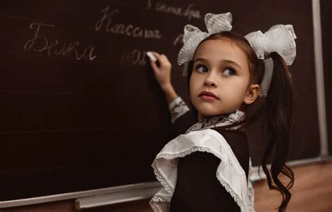 Обои взгляд платье девочка форма доска школьница школа ребёнок урок фартук банты