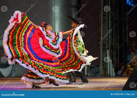 Danseur Mexicain Traditionnel Red Dress Spreading Image Stock éditorial
