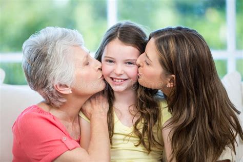 Abuela Que Besa A La Nieta Imagen De La Familia Imagen De Archivo