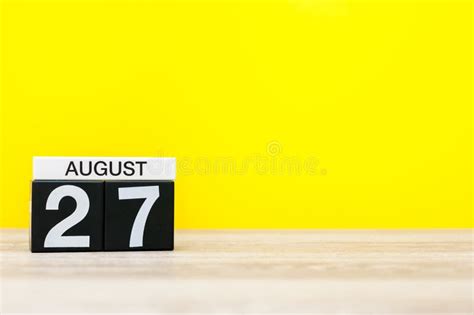 27 De Agosto Imagem Do 27 De Agosto Calendário No Fundo Amarelo Com