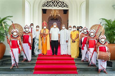 Avurudu ‘nekath Seettuwa Presented To President