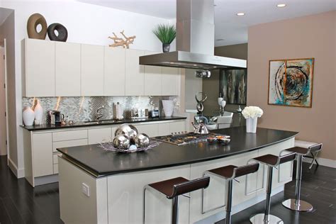 Stainless steel backsplash with shelf and rack. How To Make The Most Of Stainless Steel Backsplashes