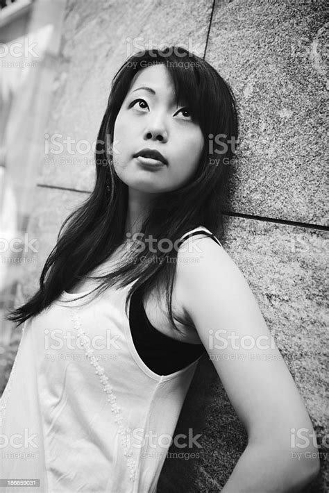 루킹 바라요 분재 여자아이 20 29세에 대한 스톡 사진 및 기타 이미지 20 29세 갈색 머리 감정 Istock