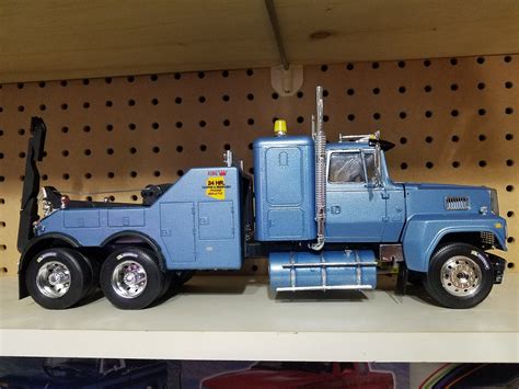 Us Wrecker Plastic Model Truck Kit 124 Scale 553825 Pictures