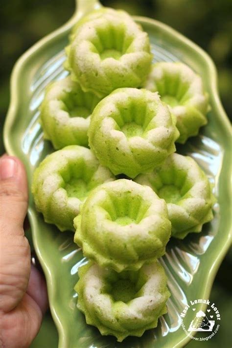 Covid 19 ini telah mencemaskan banyak majikan bila staf yang melakukan. Nasi Lemak Lover: Kuih Puteri Ayu (steamed pandan sponge ...