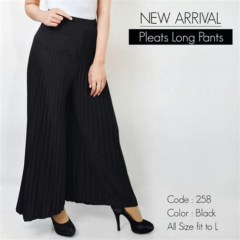 Tampil berkelas bak model dengan menggabungkan rok plisket hitam bersama kaos lengan panjang dan ikat pinggang. Ootd Hijab Kulot Plisket Hitam - Hijab Muslimah