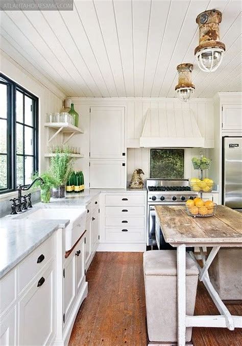 • simple, rustic, and warm ❤️ • follow us for more farmhouse kitchens. 35 Cozy And Chic Farmhouse Kitchen Décor Ideas - DigsDigs