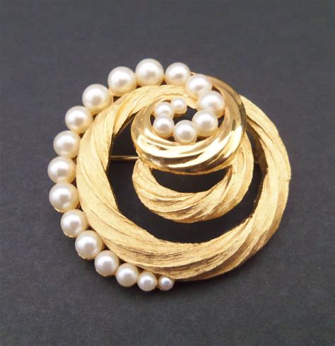 Sold Lovely Small Vintage Gold Tone Crown Trifari Faux Pearl Round