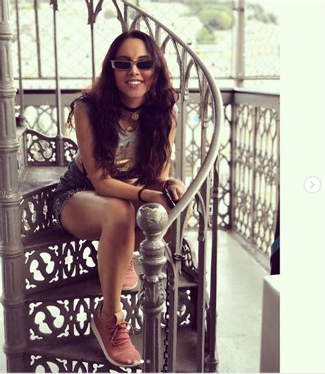 رئيس وأعضاء أدبي الطائف يشكرون سمو أمير منطقة مكة المكرمة على إطلاق اسم الثبيتي على شارع بالطائف. ياسمين رئيس بالـ"هوت شورت" فى جلسة تصوير (صور)