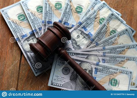 El Mazo Del Juez Con Los Billetes De Banco Del Dólar En La Tabla De