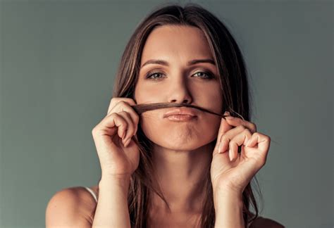 4 Hal Yang Perlu Anda Ketahui Sebelum Bleach Upper Lip