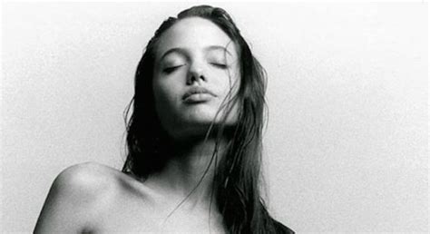 Ecco Le Immagini Del Primo Servizio Fotografico Di Angelina Jolie A Soli 15 Anni Roba Da Donne