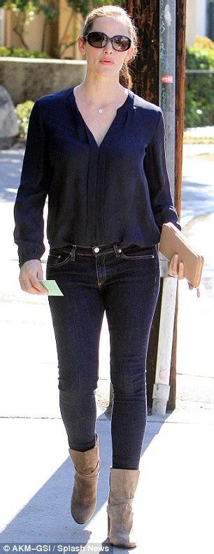 Sexy In Her Skinnies Trim And Terrific Jennifer Garner Displays Her