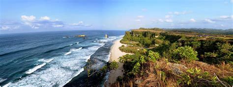 10 sepanjang pantai tanjung tinggi, selain merupakan kawasan wisata, juga sentra rumah makan. Pantai Buyutan | Pantai