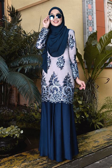 Anda juga bisa menggunakan busana kurung ini untuk baju raya 2021. Paling Baru Royal Blue Baju Kurung Moden Lace 2019 - Kelly ...
