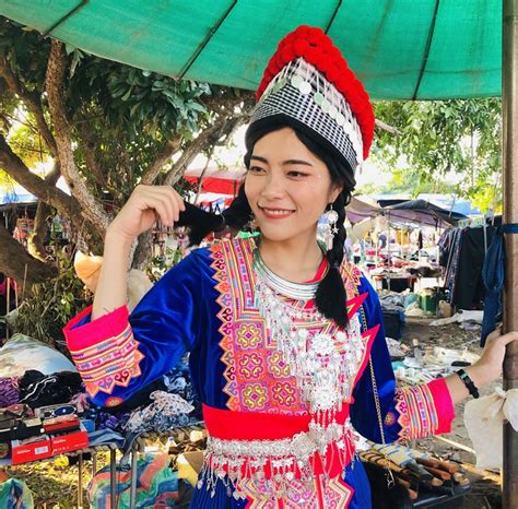 The hmong (hmoob/moo), are an asian ethnic group from the mountainous regions of china, vietnam, laos, and thailand. With Hmong clothes in 2020 (With images) | Hmong clothes ...