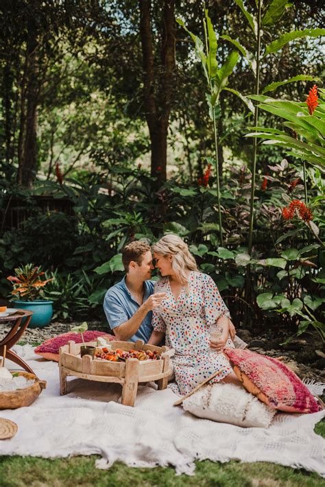Couples Having A Picnic For An Engagement Shoot Photos In The