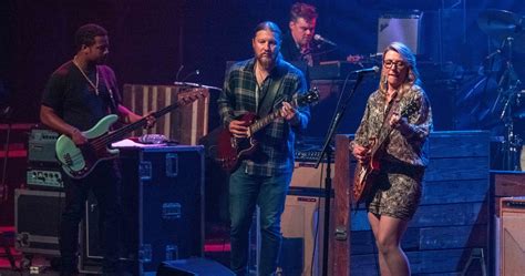 Tedeschi Trucks Band Mixes Signs Cuts With Staple Covers In La Finale Photospro Shot Video
