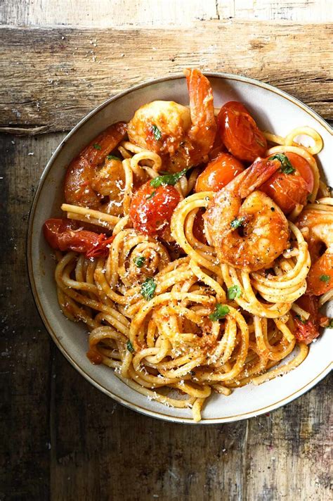 Spaghetti Met Scampi S In Een Pikante Tomatensaus Serving Dumplings
