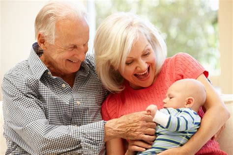 Cinco buenos motivos según la ciencia por los que es positivo que los abuelos cuiden de sus nietos