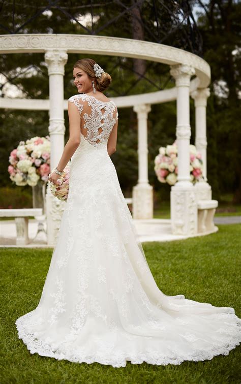 We advise you to open your shoulders, look for a dress with thin straps or without them. Trends We Love: Vintage Wedding Dresses
