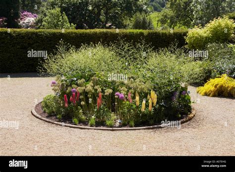 Circular Flower Bed Hi Res Stock Photography And Images Alamy