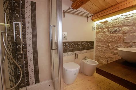Palazzina di soli 8 appartamenti costruita nel 2008, esternamente rifinta in tinta e pietra. Bagno Effetto Legno E Pietra - The Homey Design