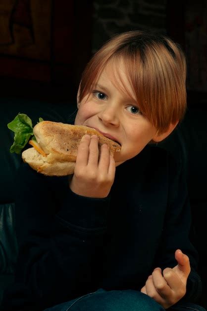 Menino De 9 Anos Comendo Um Grande Sanduíche De Baguete Foto Premium