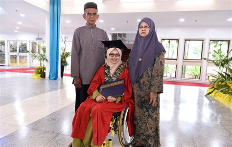 Despite In A Wheelchair Nurul Wahidas Spirit Never Weavers • Ukm