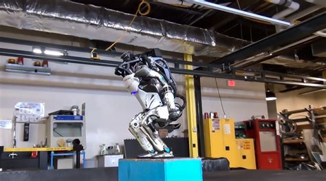 Humanoidní Robot Od Boston Dynamics Nově Zvládne Salta Vzad Czechcrunch