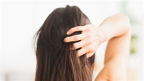 Itchy Scalp 101 Heres How To Relieve It Allure