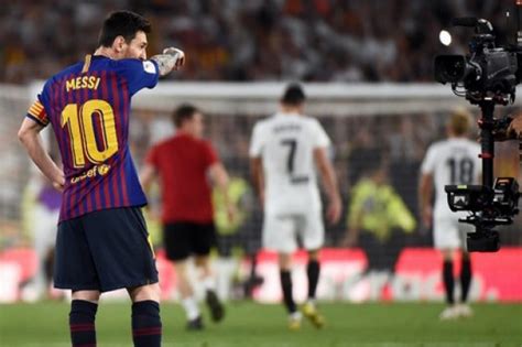 محمد هاني يحتفل بـ 200 مباراة بقيص النادي الأهلي. برشلونة يستعد لرحيل فالفيردي.. وهذا المدرب القادم | دنيا الوطن