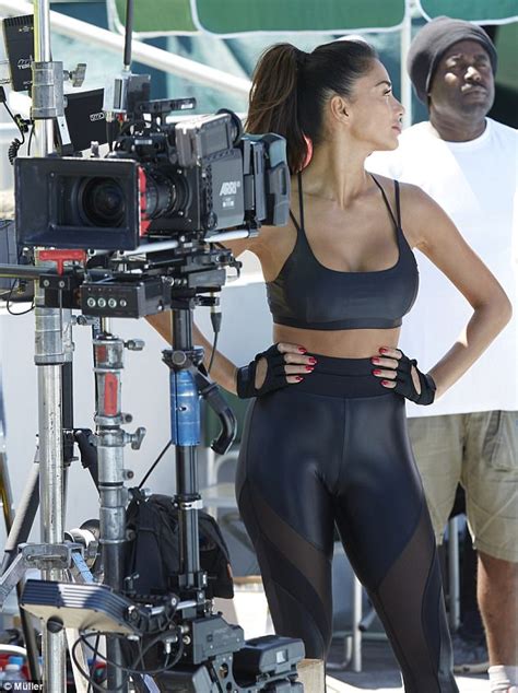 Nicole Scherzinger Does Yoga For A Shoot In South Africa Daily Mail