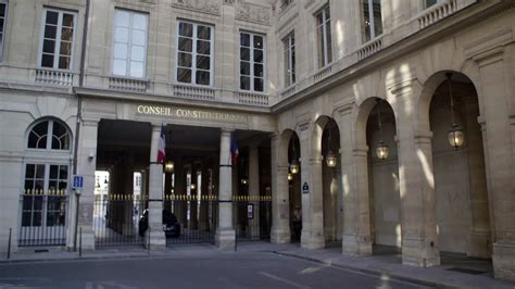 Parmi les institutions établies par la constitution de 1958, le conseil constitutionnel est un organe spécialisé qui a été conçu pour assurer principalement . Quand les citoyens saisissent le Conseil constitutionnel ...