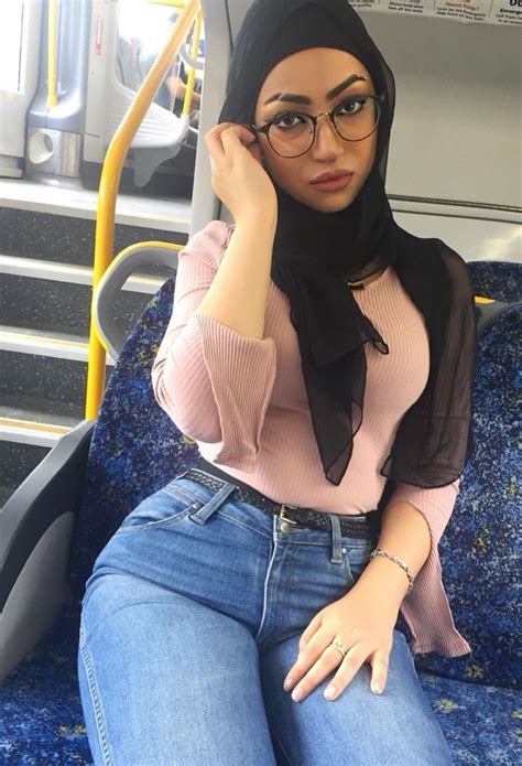 Pin By Kill Ratio On Arab Beautiful Muslim Women Curvy Women Jeans Muslim Girls