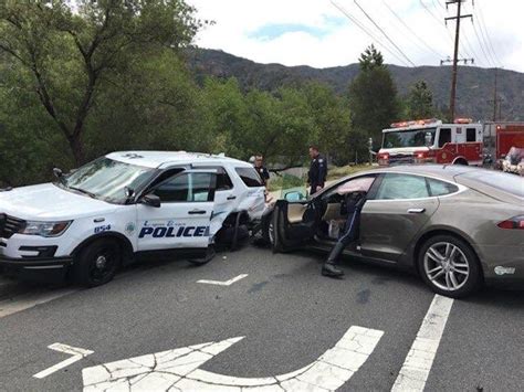 A tesla model 3 crashed on tuesday in corvallis, oregon, flinging hot battery cells far from the crash site. Tesla Model S met Autopilot op politieauto geknald ...