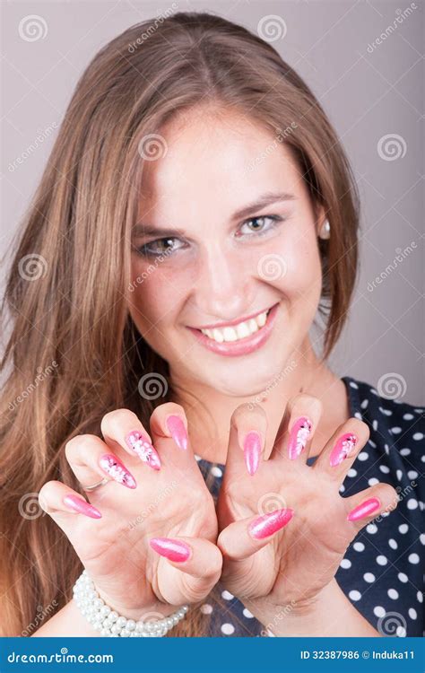 De Mooie Vrouw Toont Haar Roze Spijkers Stock Foto Image Of Meisje Namen 32387986