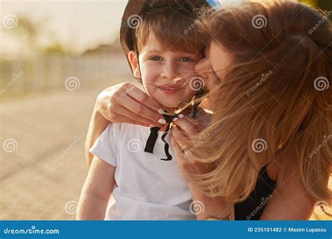 M Re Qui S Occupe De L Enfant Et L Embrasse Photo Stock Image Du Maman Soin