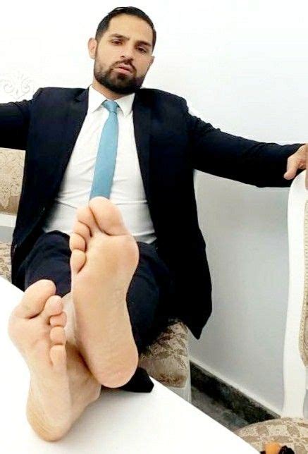 The Boss Barefoot In 2020 Gorgeous Feet Beautiful Feet Beard Styles For Men