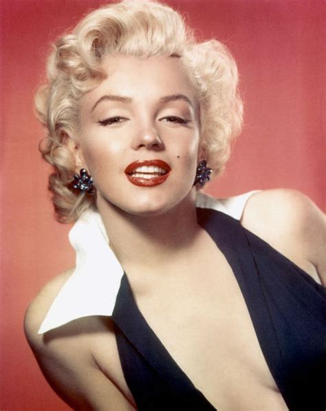 Marilyn Monroe Lookalike Living In Stars Home Says Her Ghost Is