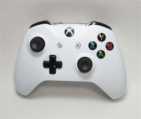 White Xbox One S Controller Review 5