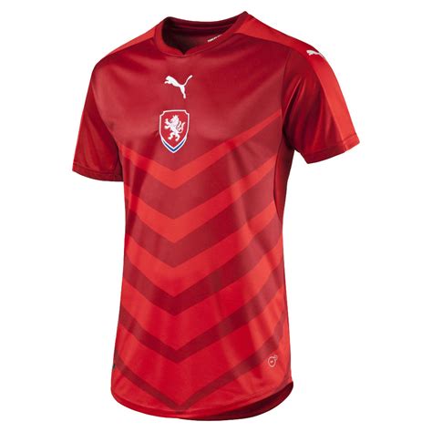 Das trikot ist in einem dunklen rot und hat ein feines geometrisches muster. Tschechien EM Trikot 2016-17