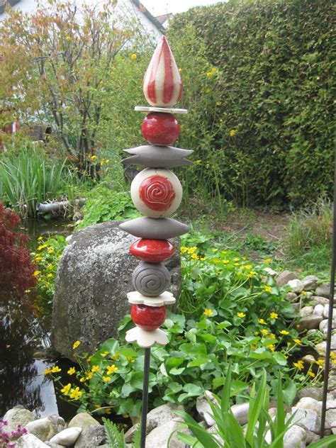 Weitere ideen zu tonfiguren, keramik, keramik ideen. Außergewöhnliche Stele aus weißem, grauem Ton und rot ...
