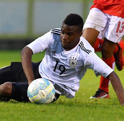 Borussia dortmund zog sich am samstag im zweiten. Youssoufa Moukoko: BVB-Wunderjunge (12) erzielt nächsten ...
